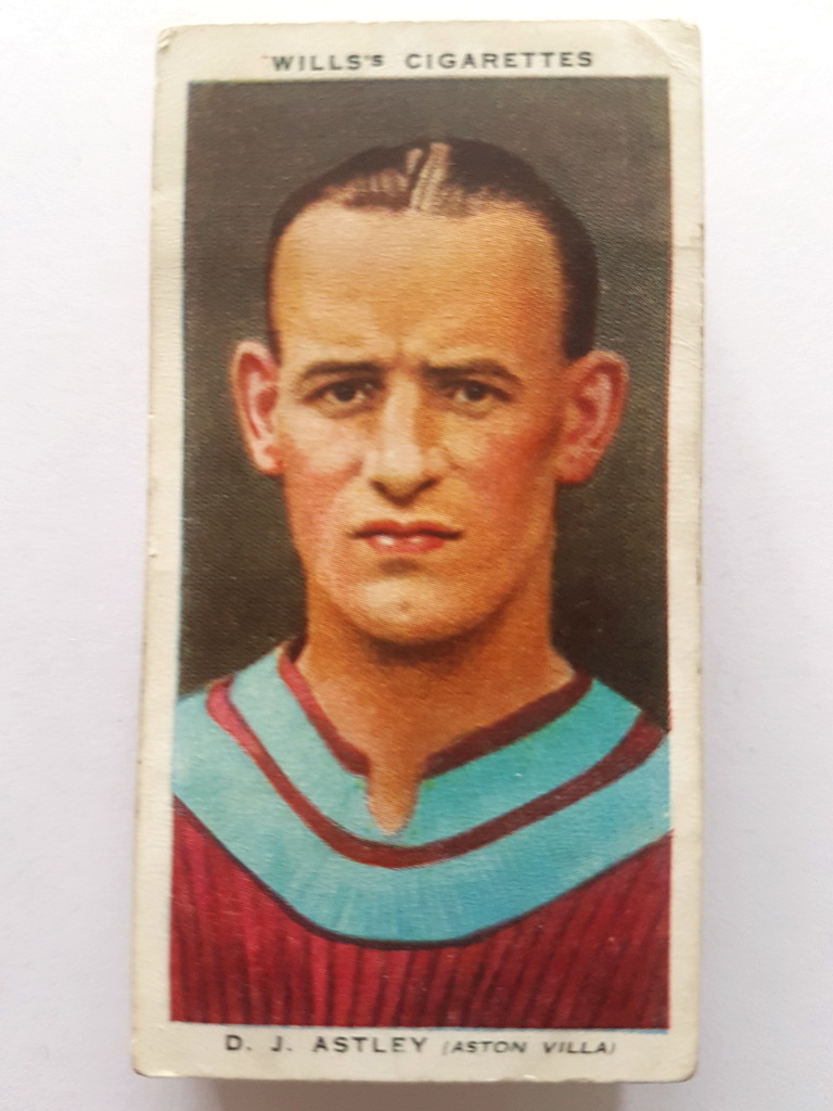 Photo of the front of these Association Footballers (with framelines) cigarette cards