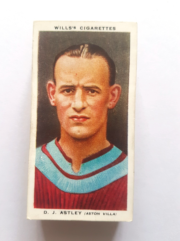 Photo of the front of these Association Footballers (with framelines) cigarette cards