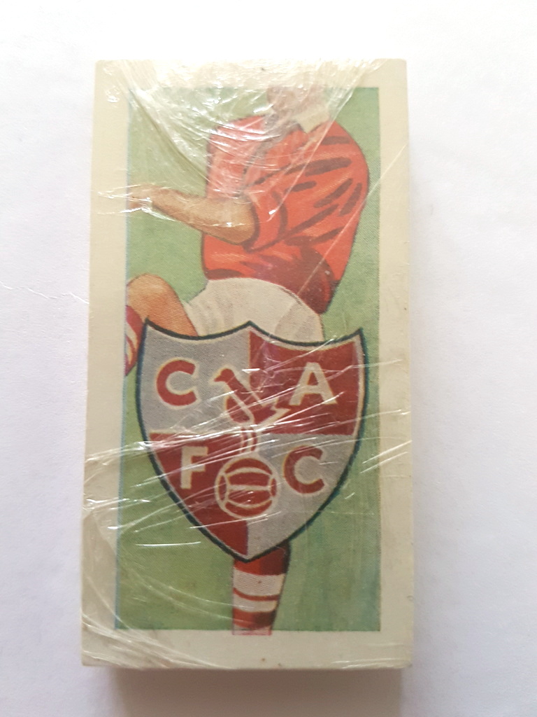 Photo of the front of these Football Clubs & Colours trade cards