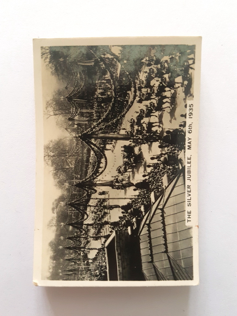 Photo of the front of these Sights of London (supplementary) cigarette cards